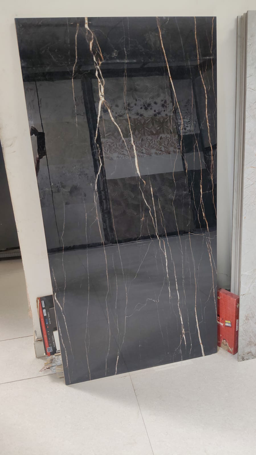 FLAMINGO BLACK TILE