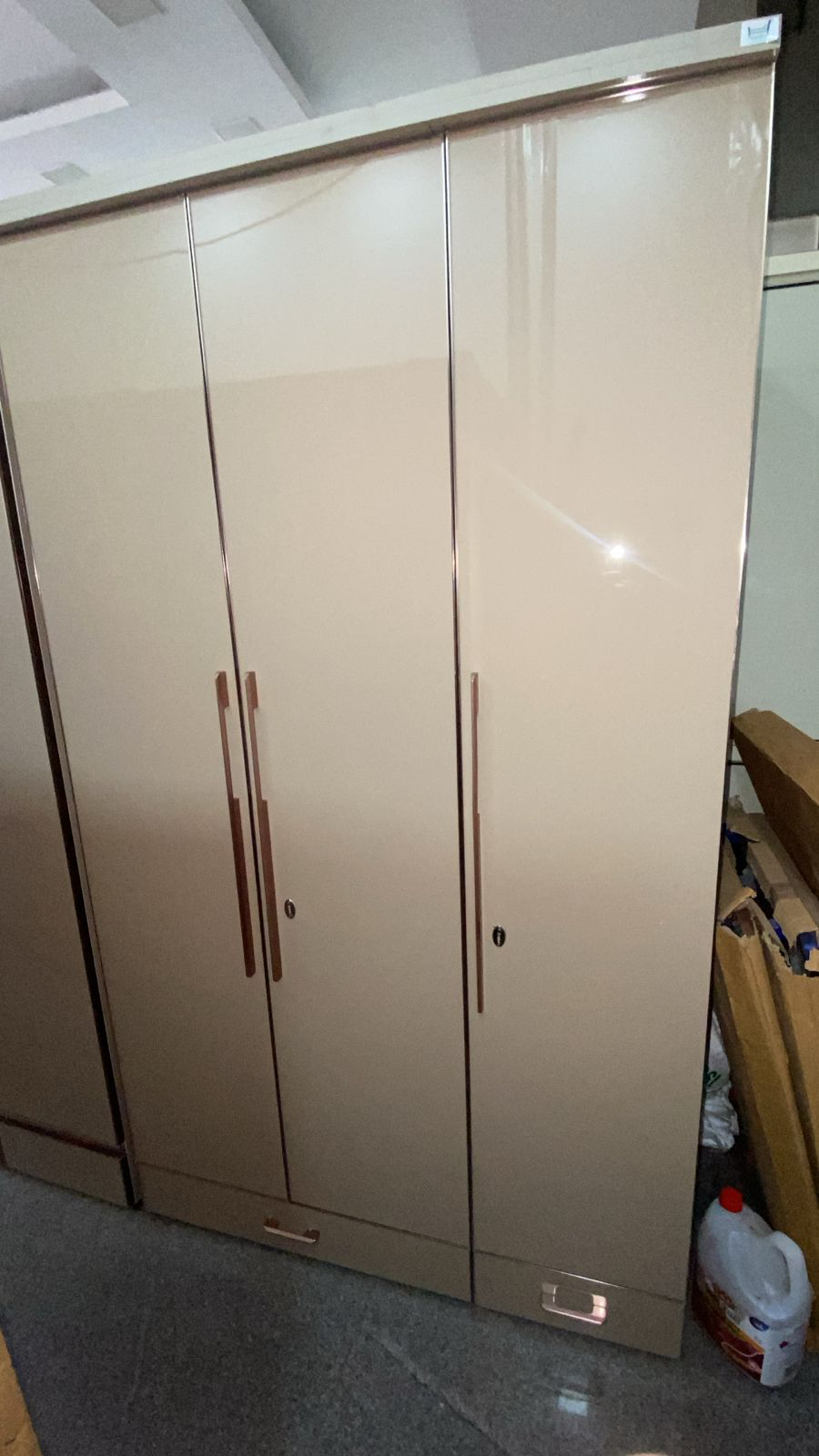 WOODEN ALMIRAH